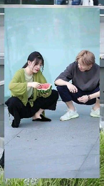 路边吃瓜小姐姐,揭秘街头文化新现象