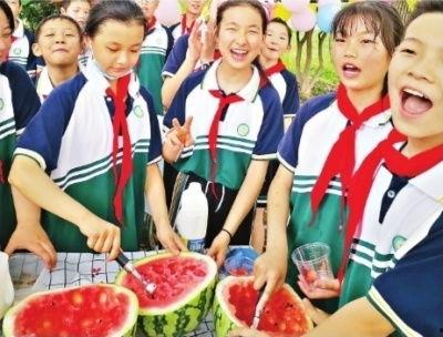 学校吃瓜比赛搞笑,笑料百出，瓜香四溢！