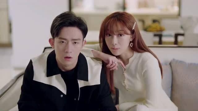 情侣吃瓜合照,甜蜜瞬间定格！